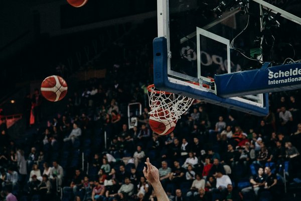 Comment un basketteur peut-il améliorer sa technique de tir en utilisant l'analyse biomécanique ?
